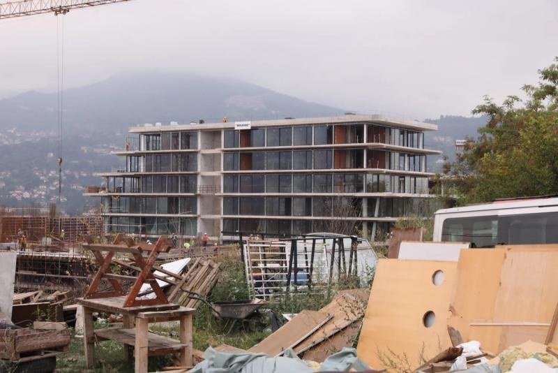 Kineski zid na Gorici: Kako s prozora stana od milion KM gledati romsko naselje bez pitke vode? (Foto)