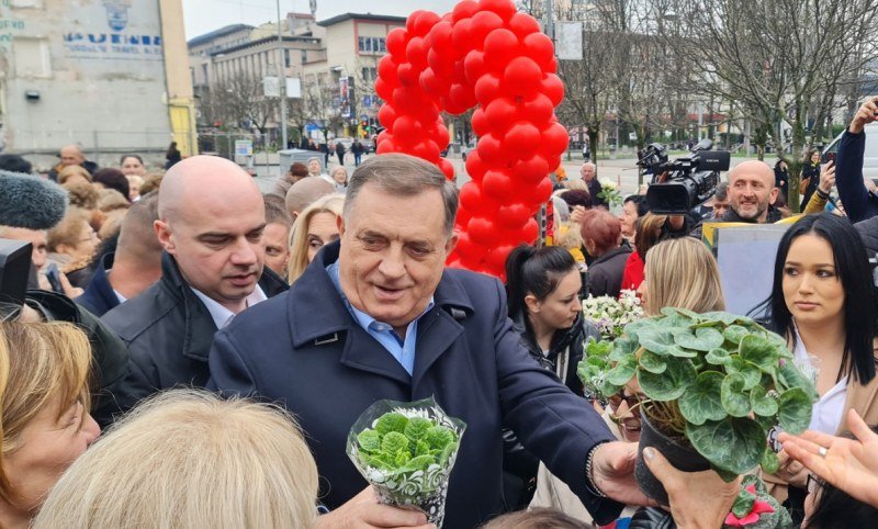 Miloradovi baloni: Nećemo državu, ali hoćemo pare! Da bi zaštitio sebe, uništiće RS