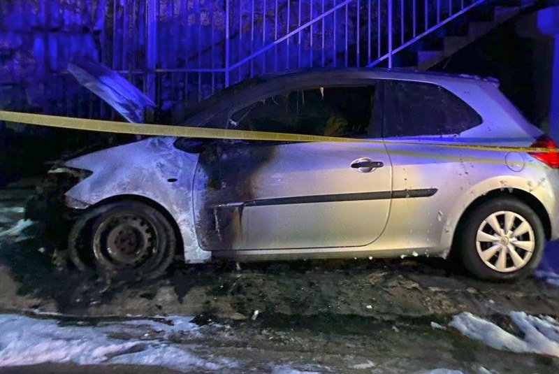 Po nalogu Dodikove vlasti, ispred porodične kuće u Trebinju, zapaljen automobil Nebojše Vukanovića (Video)