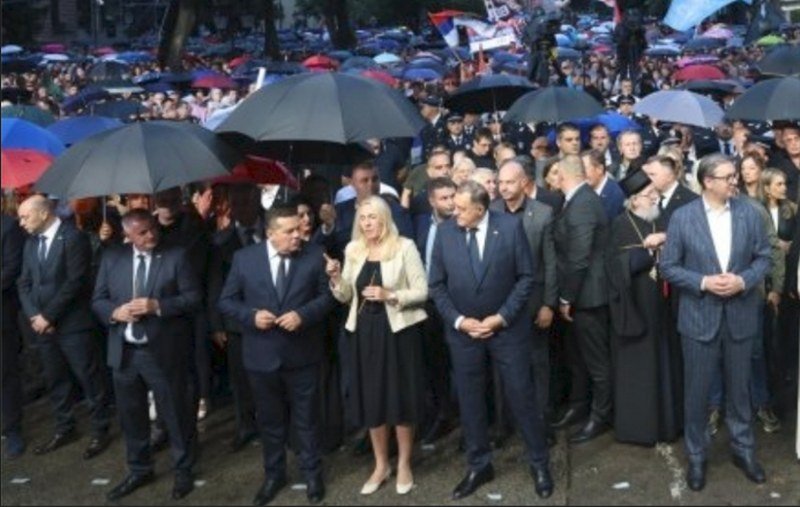Željka Cvijanović ponovo provocira u bijelom sakou na obilježavanju stradanja Srba u Oluji (Foto)