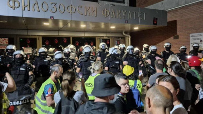 Još jedan protest ispred Filozofskog fakulteta u Novom Sadu, studenti traže ostavku dekana