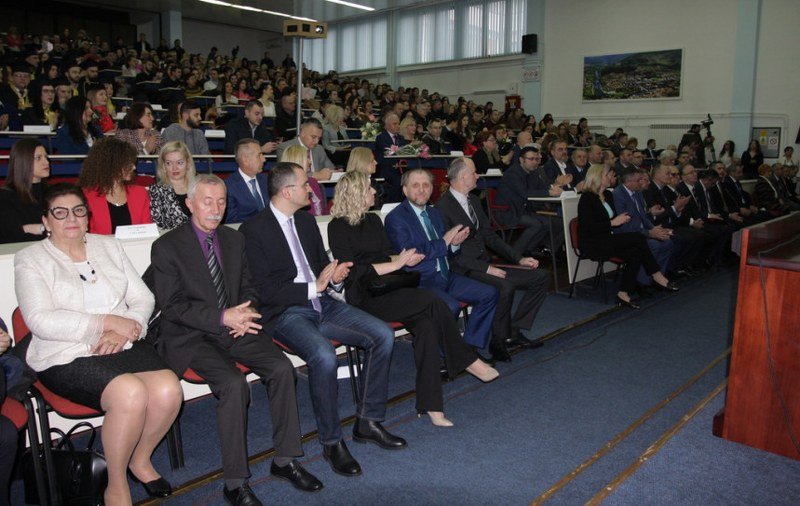 Režim ućutkao akademike, dekane, profesore i studente - Mi za pare i status prodajemo sve (Video)