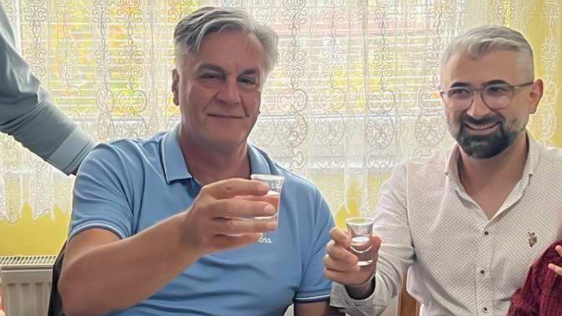 Karanov kum i bivši Dodikov savjetnik Jedna fotografija, ali mnogo dilema: šta je starije – kumstvo ili..