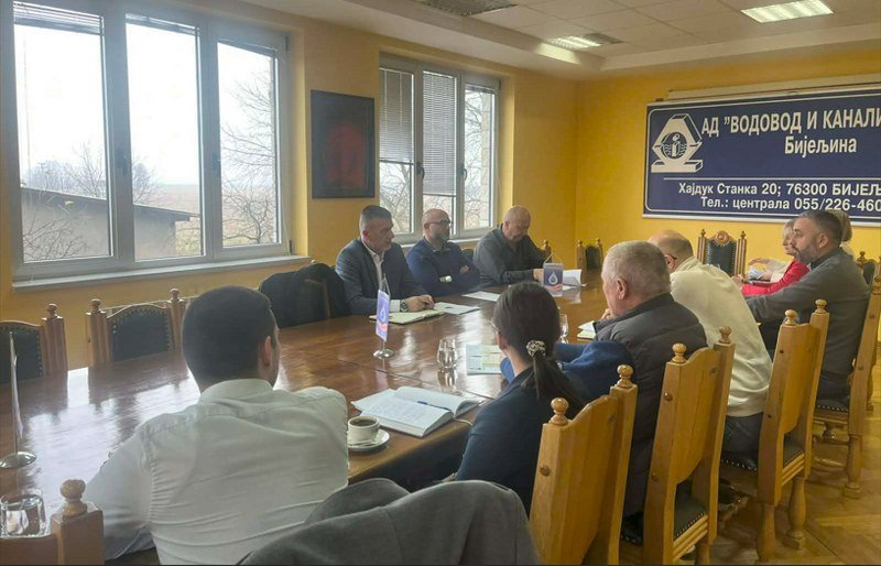 Pod lažnom brigom za građane skupštinska većina uništava bijeljinski vodovod i -sveti- se Gradonačelniku