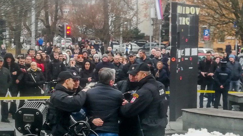 Sedam godina od kada je MUP RS brutalno -očistio- Trg Krajine od grupe -Pravda za Davida- (Foto)