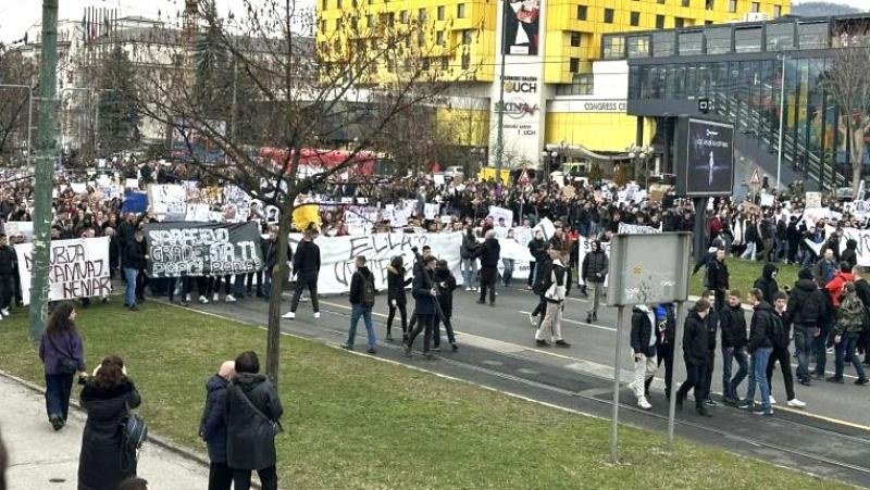 Protesti u Sarajevu: Mladi na ulici, direktor GRAS-a podnio ostavku (Foto/Video)