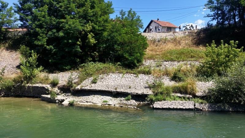 Vrbas guta obalu i kuće: Mještani banjalučkog Mađira godinama čekaju pomoć (Foto)