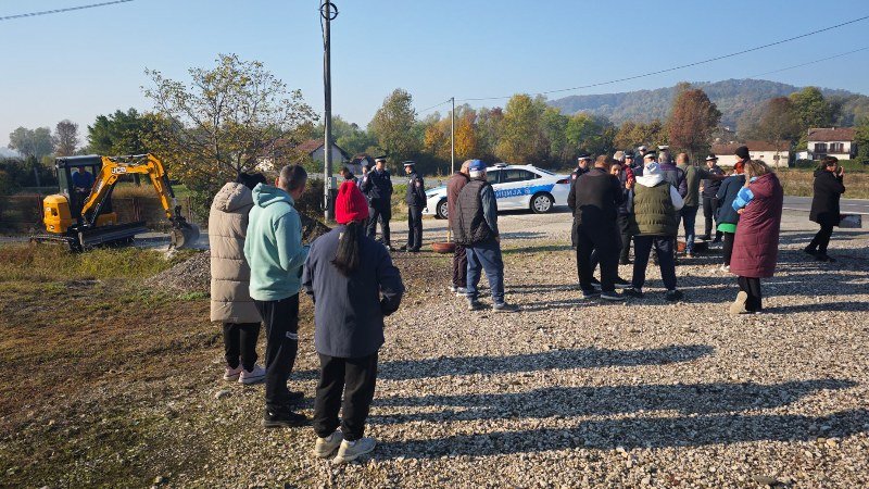 Podnovlje traži odgovore, vlast šalje policiju: Radovi za solarne elektrane nastavljeni uprkos protivljenju mještana