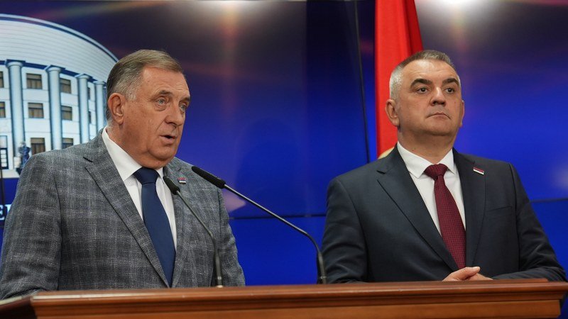 Šta Milorad Dodik radi na sastanku najviših funkcionera Srpske i zašto premijer ne smije da odgovori..